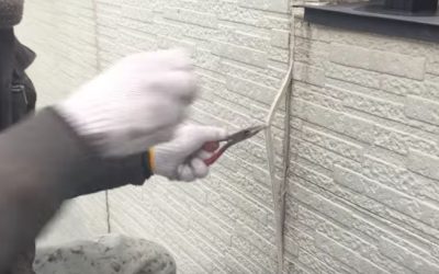 外壁のコーキングをラジオペンチで引っ張りだす