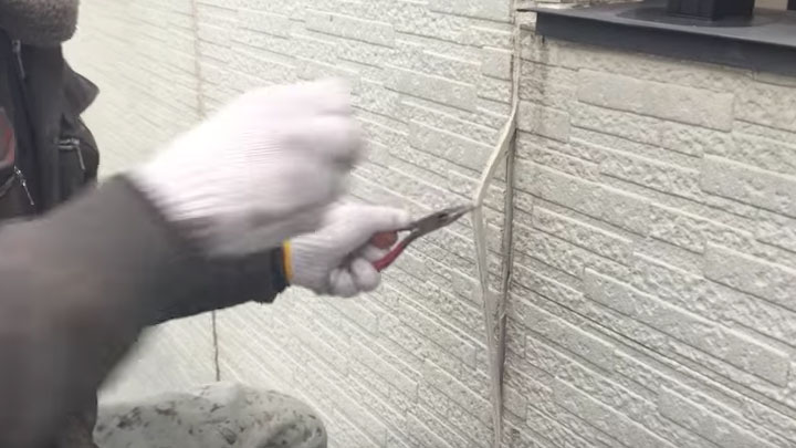 外壁のコーキングをラジオペンチで引っ張りだす