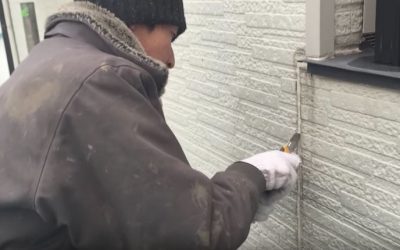 カッターでコーキングを剥がす