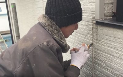 カッターでコーキングを剥がす