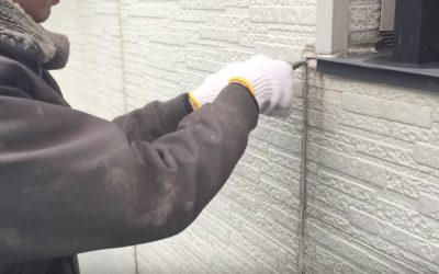 ラジオペンチでコーキングを摘まみ出す