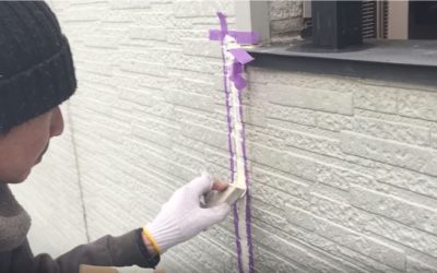 ヘラでコーキングを均す