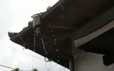雨樋の詰まりで雨水が漏れる