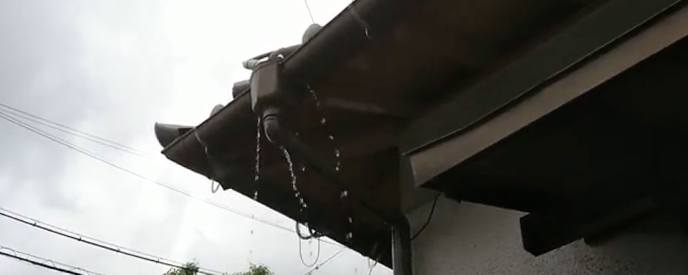 雨樋の詰まりで雨水が漏れる